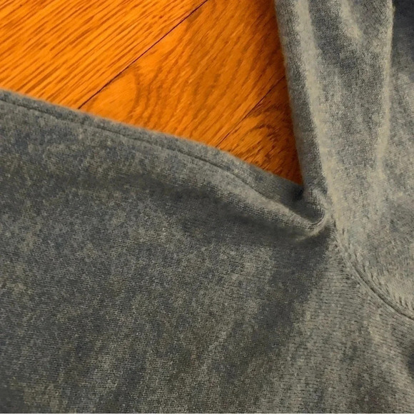 L.L.Bean Blue 100%  Cashmere Sweater Size Medium - Picture 8 of 8